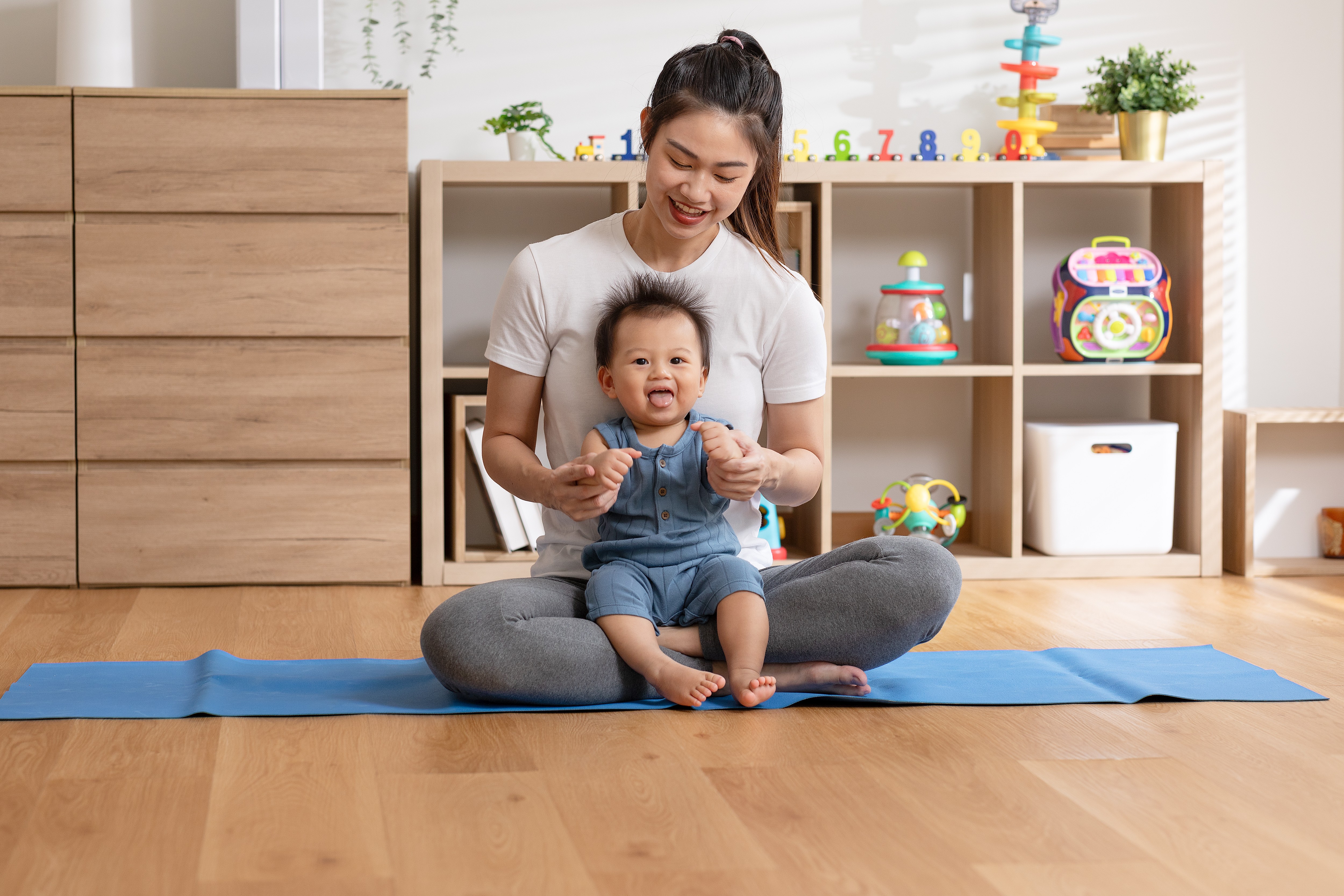 bayi belum tengkurap, cara melatih tummy time, stimulasi motorik bayi, milestone bayi, tips bayi belajar tengkurap, Bunda, si Kecil